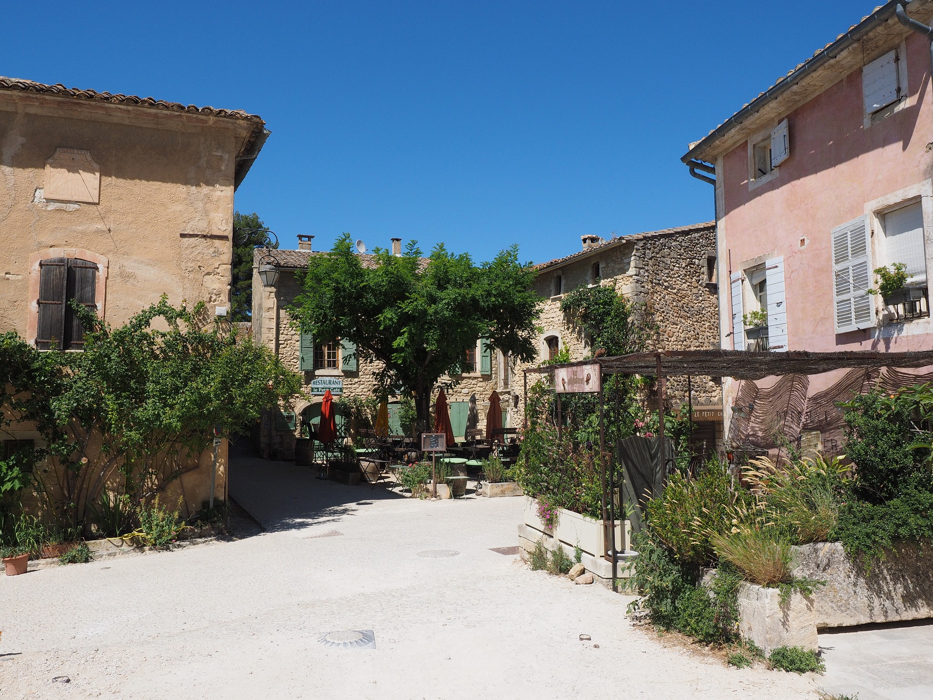 Comment Regarder La Place Du Village Immobilier à Oppède, village dans le Luberon - Provence Home - Vaucluse